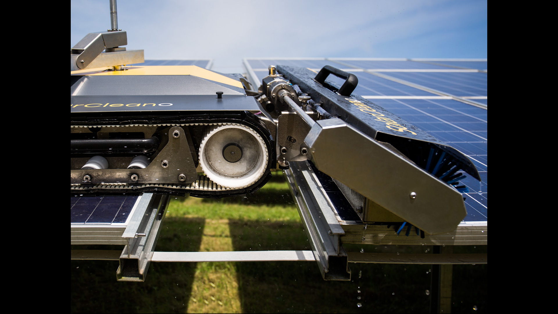 robot cleaning solar panels and crossing gaps between panels