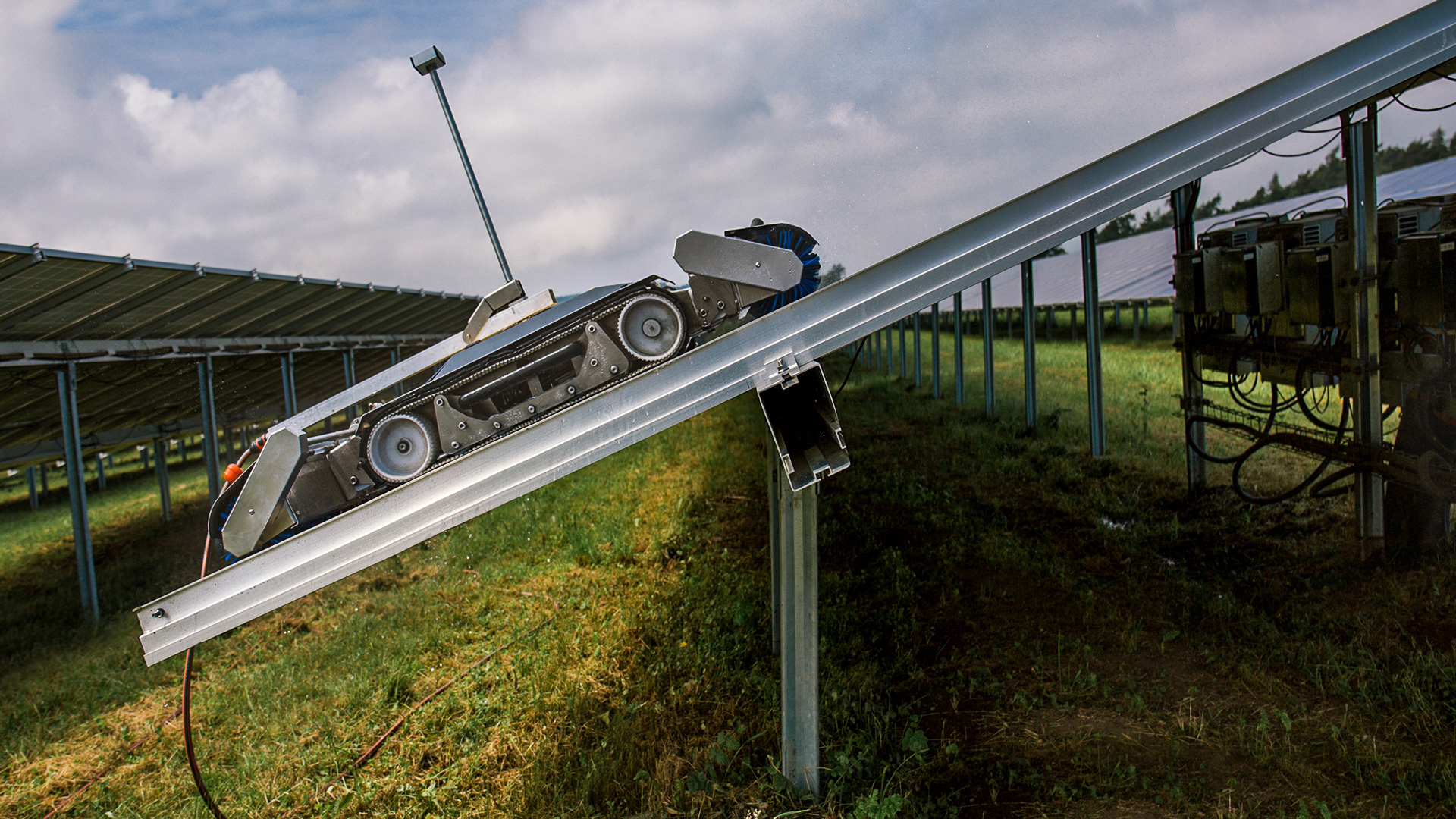 Robot cleaning solar installations with 25° panel inclinations