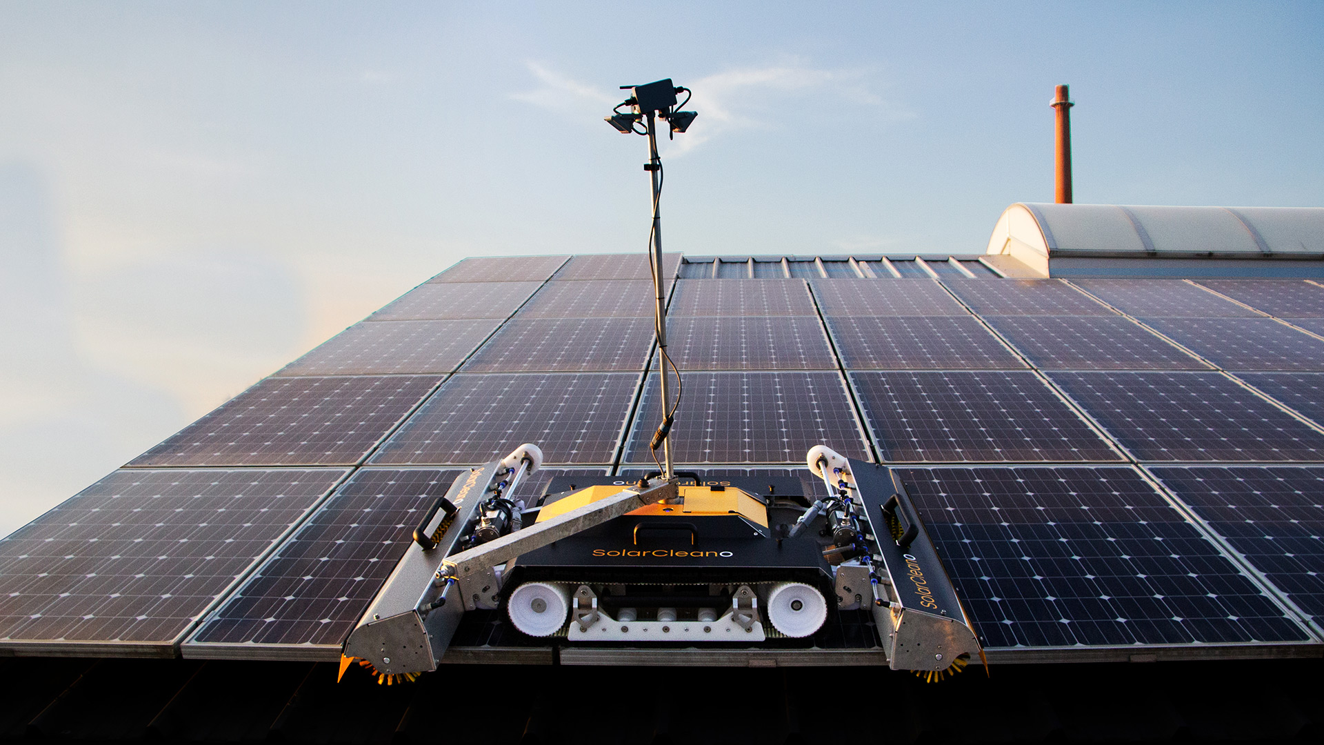 robot cleaning rooftop solar panels