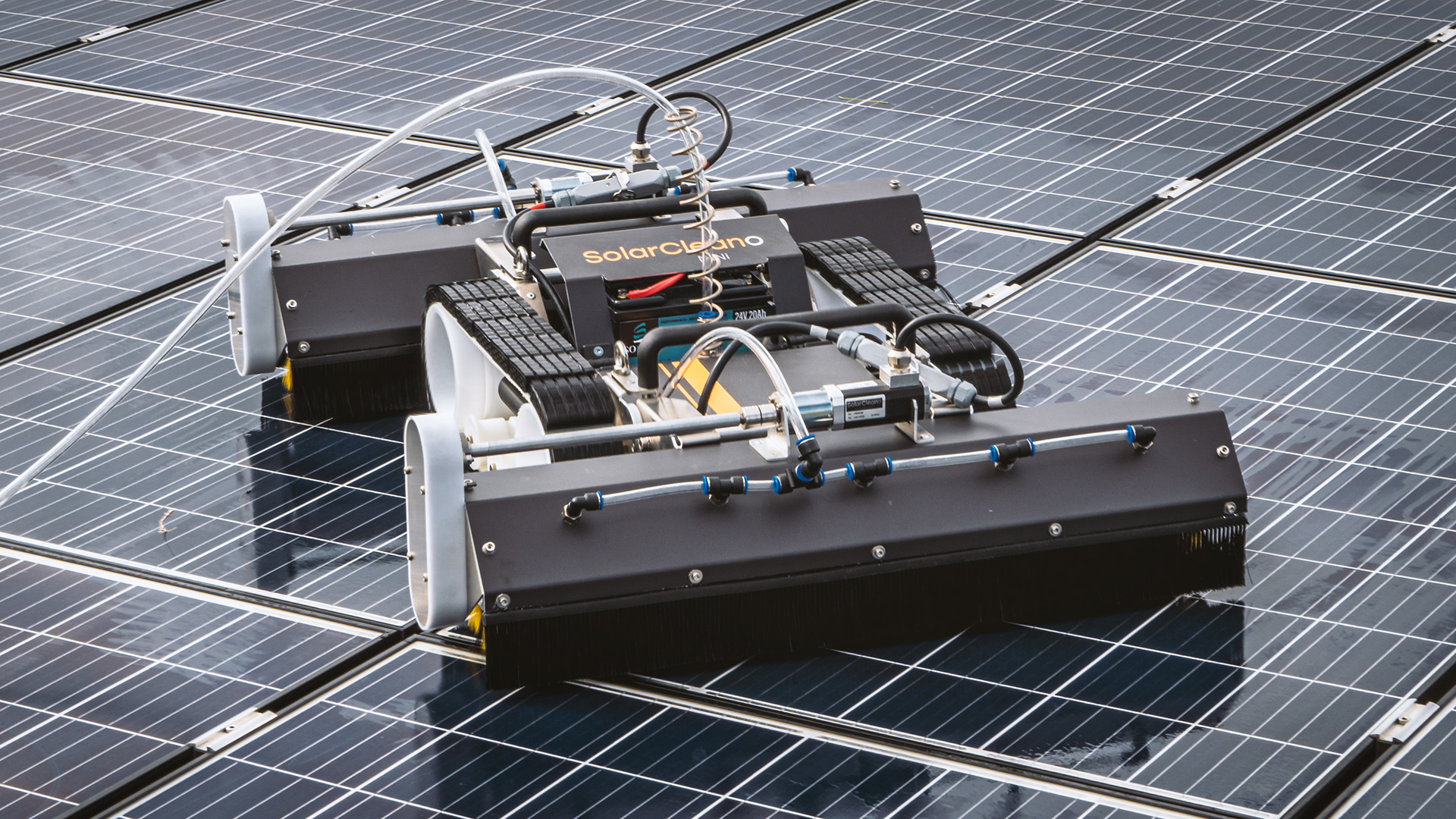 производители на роботи за почистване на слънчеви панели