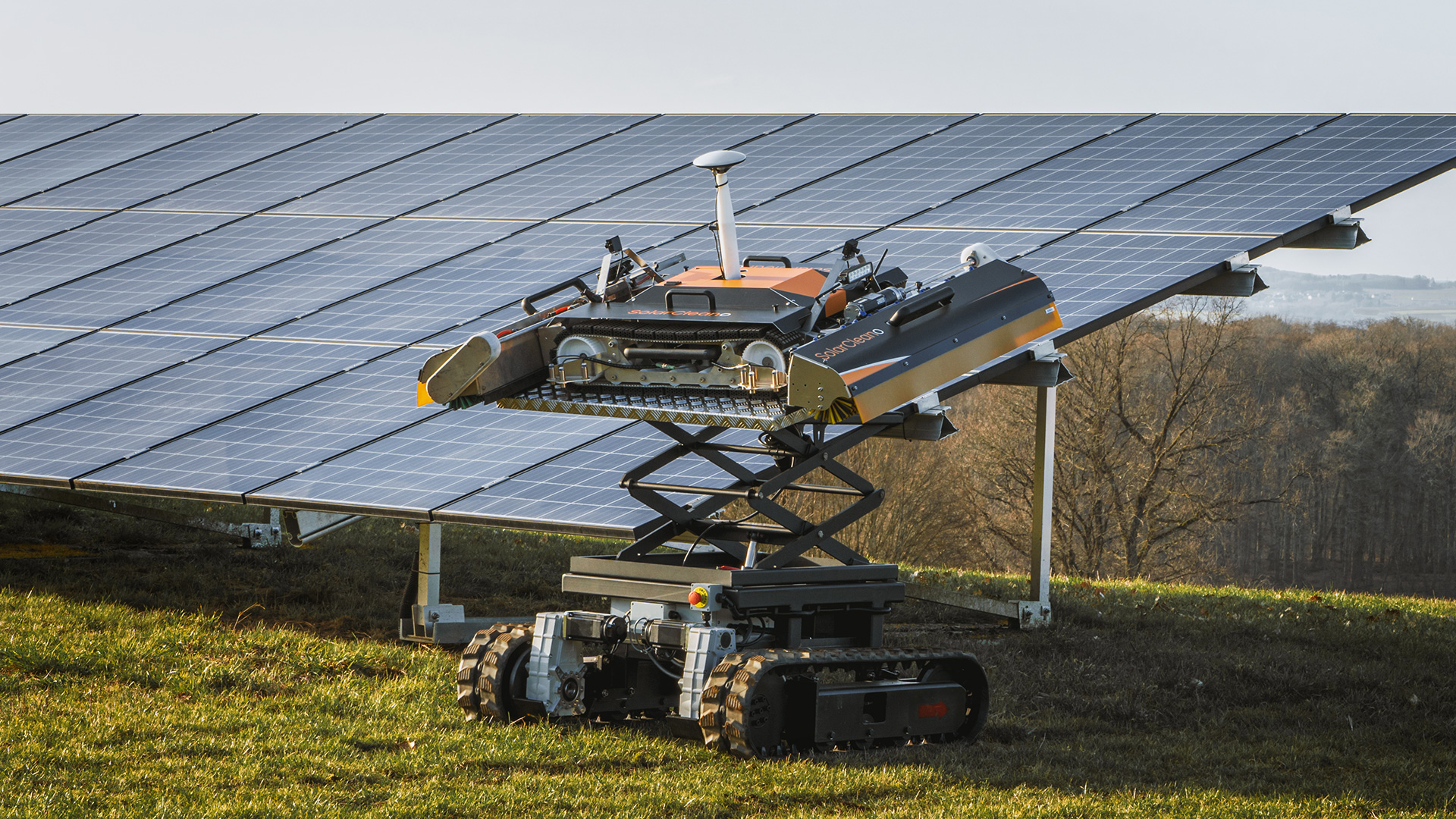 Transporting solar robot in desertic areas with SolarCleano robot transporter